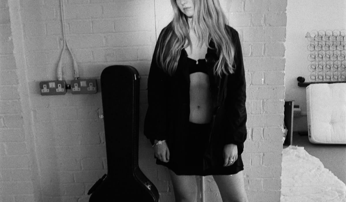 Sarah Meth Unveils Dream-Pop Single ‘Bromance Is Dead’