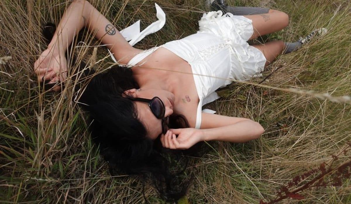 Debbie Sings Shares Post-Summer Alt-Pop Single ‘Ocean Breeze’