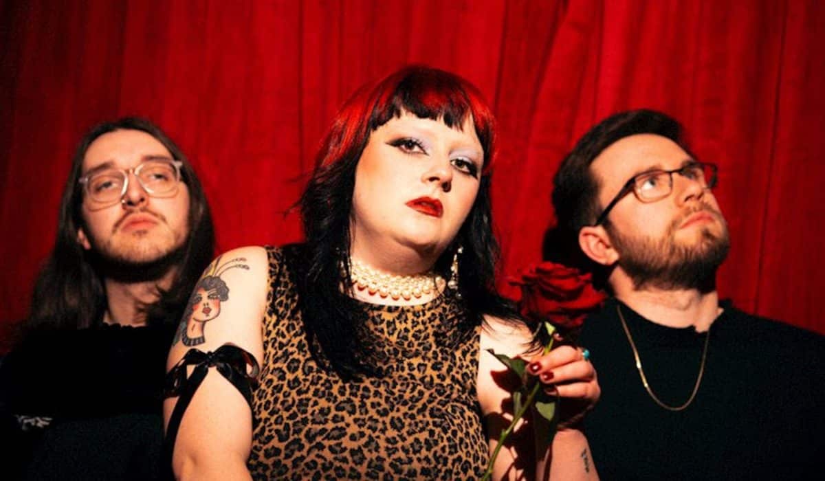 Chroma’s 25 Forever: Emotional Resonance in Cmyru-Punk<div class="album-stars-wrapper"><div class="album-rating-stars" style="display: inline-flex; align-items: center;"><i class="fa fa-star"></i><i class="fa fa-star"></i><i class="fa fa-star"></i><i class="fa fa-star"></i><i class="fa fa-star-half-alt"></i></div></div>