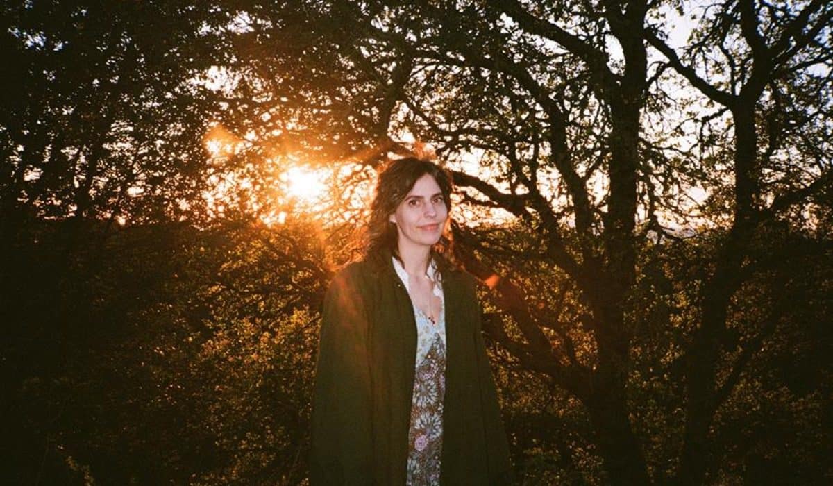 Jenny Gillespie Mason Announces New Acoustic Album In the Safety of the Light and Shares Lead Single “Rungs of Love”