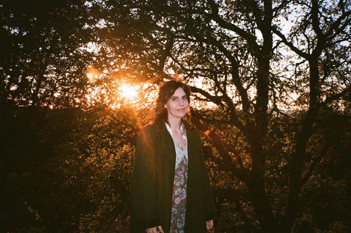 Jenny Gillespie Mason Announces New Acoustic Album In the Safety of the Light and Shares Lead Single "Rungs of Love"