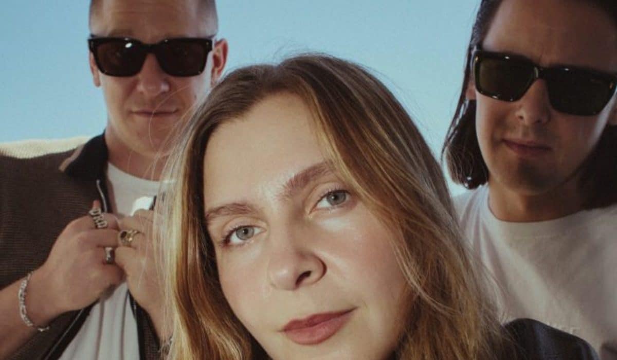 Jungle’s Sunshine: ’70s Staple Sounds and an Electronic, Island Vacation Style Invigorate Bittersweet Messaging<div class="album-stars-wrapper"><div class="album-rating-stars" style="display: inline-flex; align-items: center;"><i class="fa fa-star"></i><i class="fa fa-star"></i><i class="fa fa-star"></i><i class="fa fa-star-half-alt"></i><i class="far fa-star"></i></div></div>