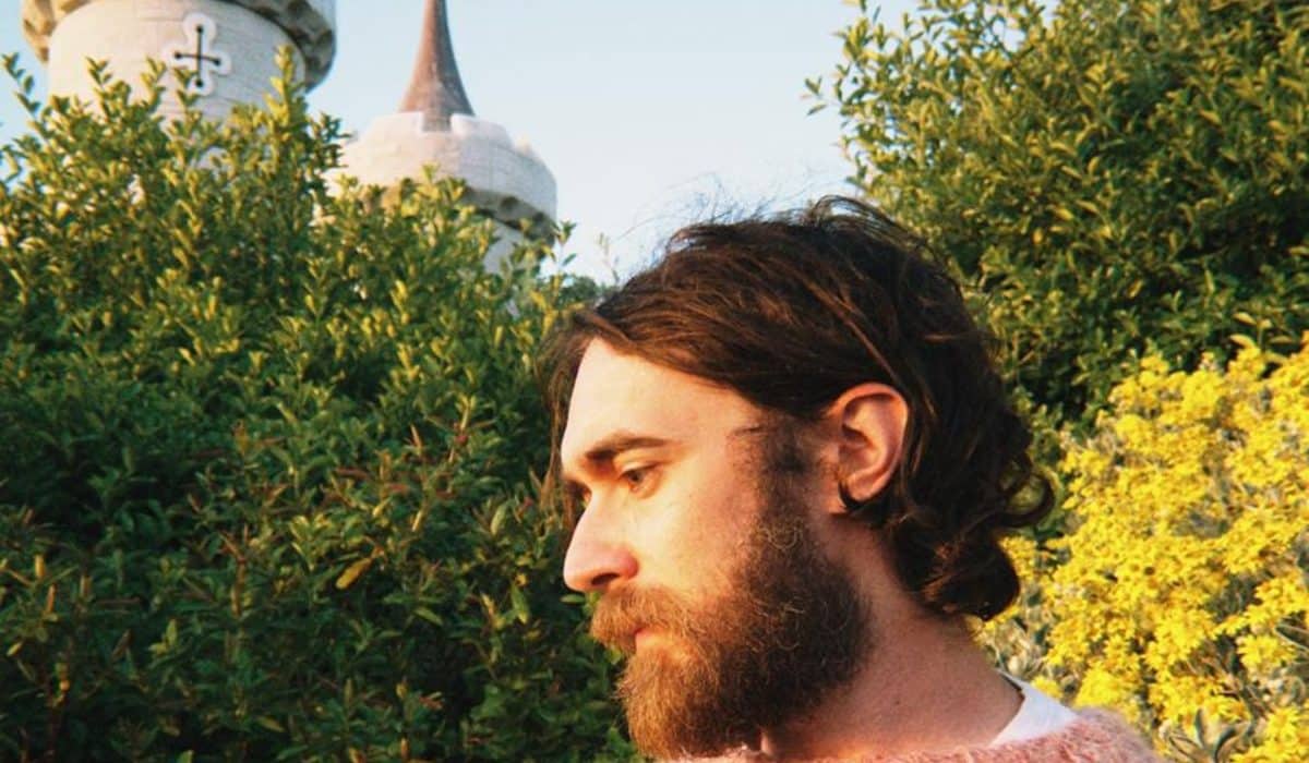 Keaton Henson’s Parader: Shredding the Mould<div class="album-stars-wrapper"><div class="album-rating-stars" style="display: inline-flex; align-items: center;"><i class="fa fa-star"></i><i class="fa fa-star"></i><i class="fa fa-star"></i><i class="fa fa-star"></i><i class="far fa-star"></i></div></div>