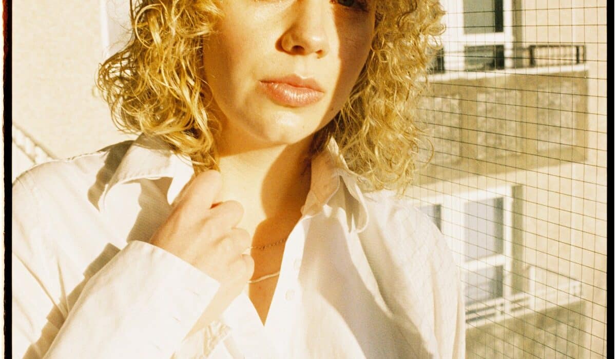 Lizzie Reid Embraces Self-Awareness on Slinky New Single ‘Sentimental’