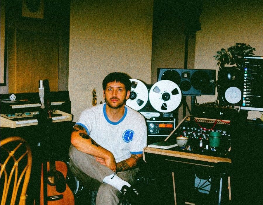 Far Caspian’s Autofiction: Melancholic Indie Rock With a Calm Twist<div class="album-stars-wrapper"><div class="album-rating-stars" style="display: inline-flex; align-items: center;"><i class="fa fa-star"></i><i class="fa fa-star"></i><i class="fa fa-star"></i><i class="fa fa-star-half-alt"></i><i class="far fa-star"></i></div></div>